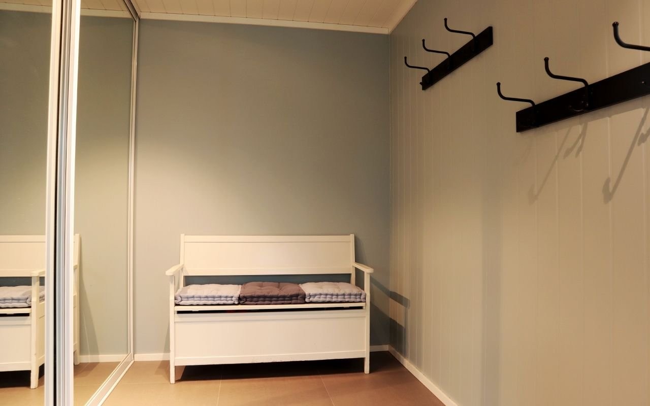 Praktisk og pent inngangsparti med plassbygd skyvedørsgarderobe. Galleribilde