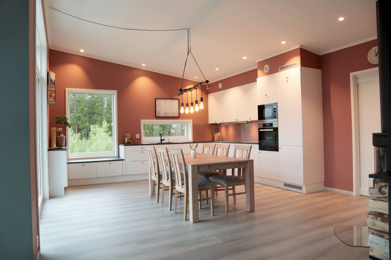 Lyst og delikat kvalitetskjøkken fra Aubo. Downlights med 'dim-to-warm' skaper en lun atmosfære. Galleribilde