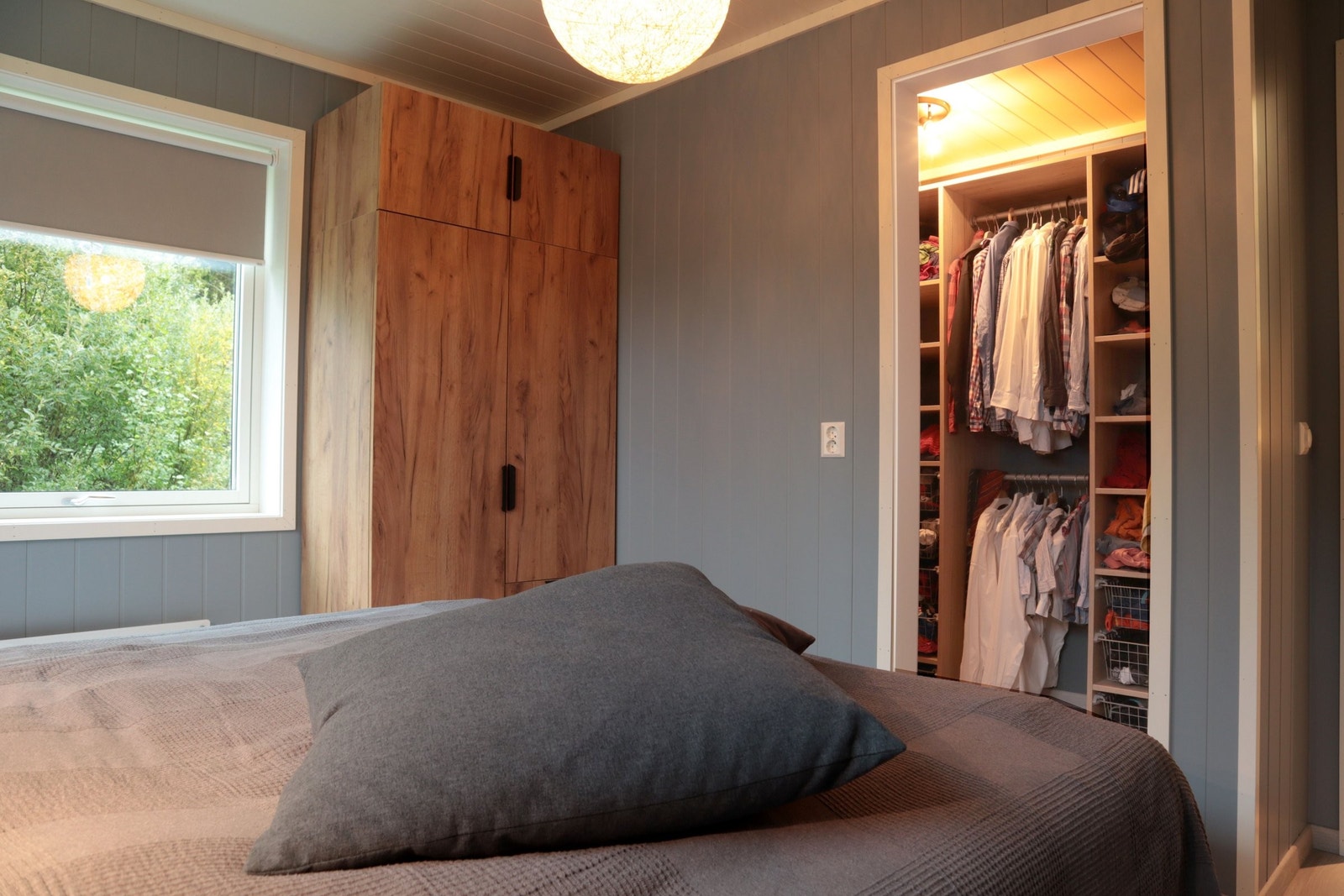 Adskilt walk-in-garderobe, med praktisk plassbygd hyllesystem fra Langlo. Galleribilde