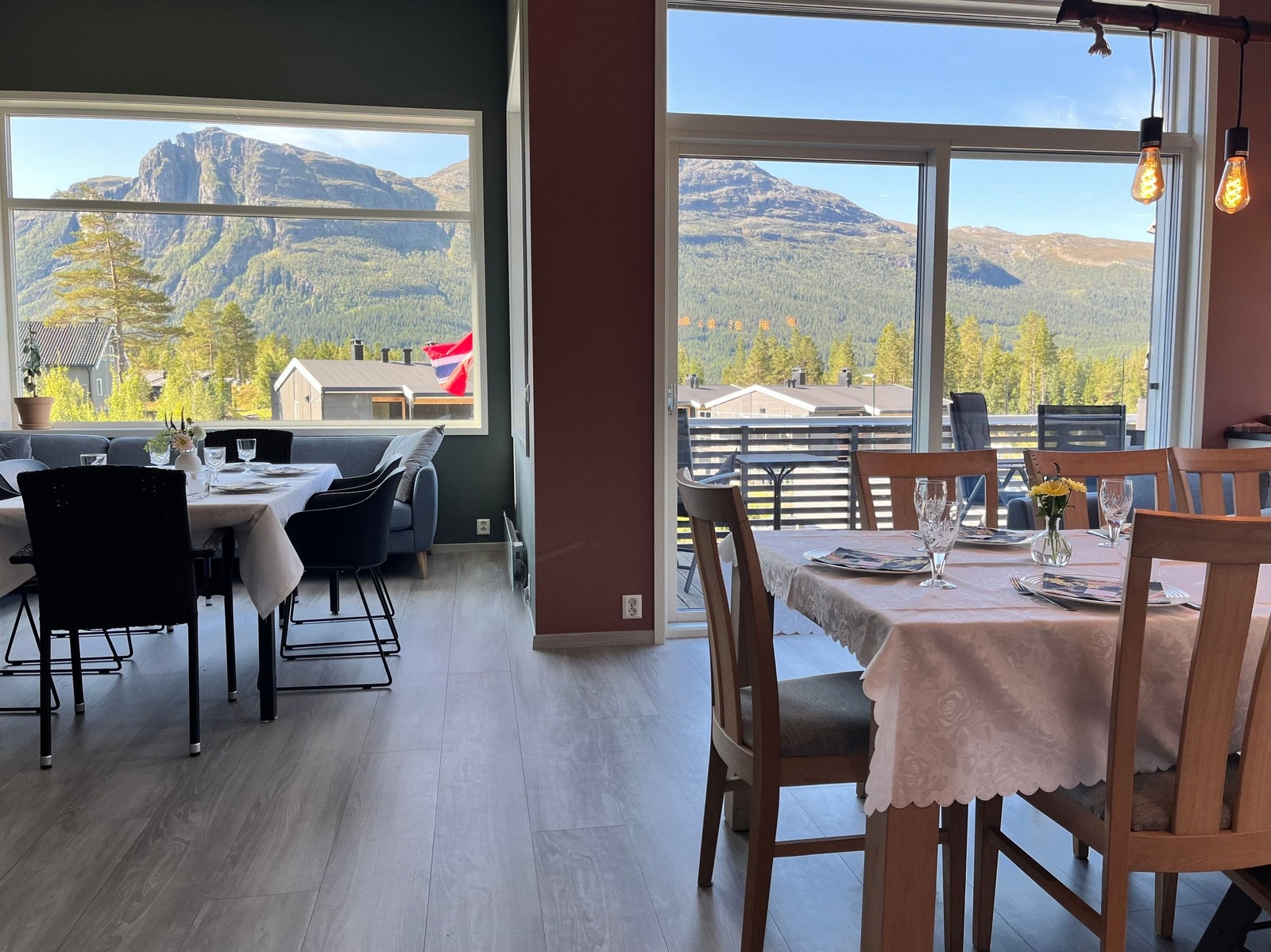 Utsikten fra stue og kjøkken må oppleves! God plass til familiefesten. Galleribilde