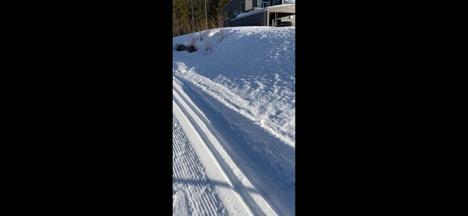Privat bilde fra vinterstid - med huset i bakgrunnen. Galleribilde