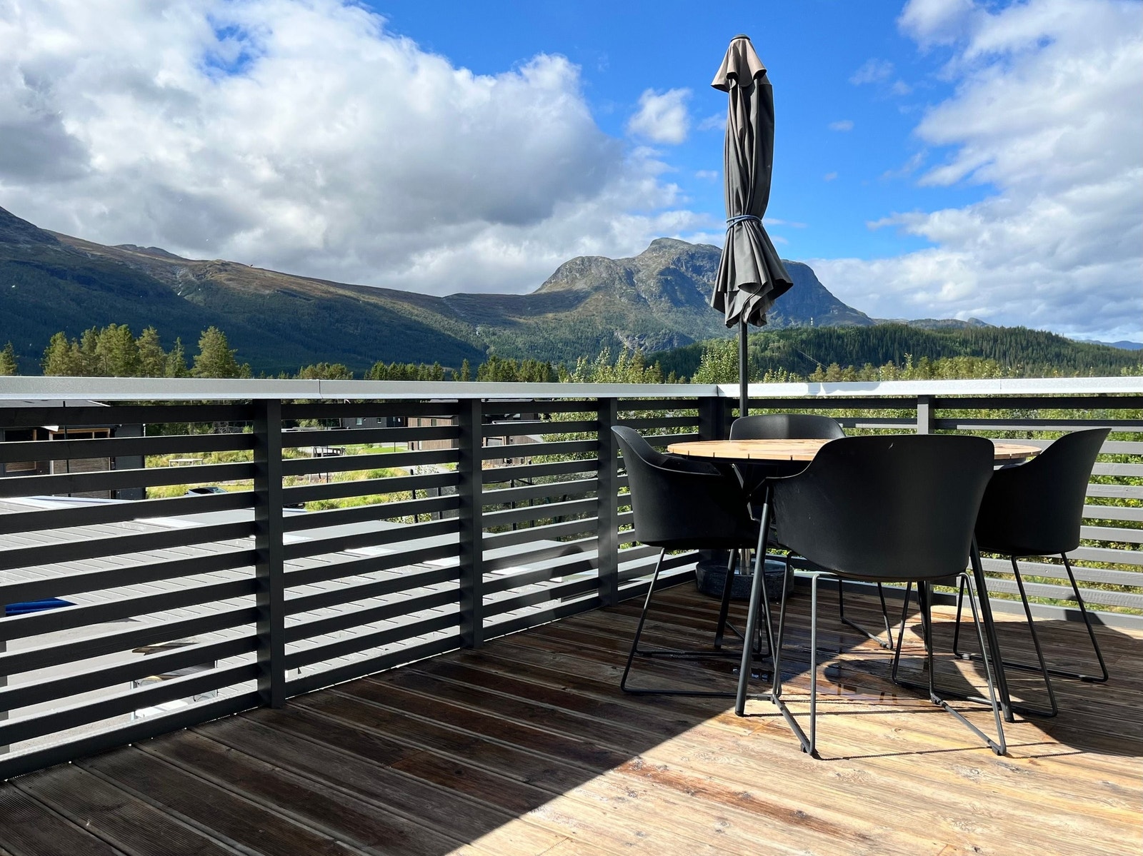 På verandaen kan du nyte! (Yte slipper du - gulvet er nyoljet i 2025.) Galleribilde