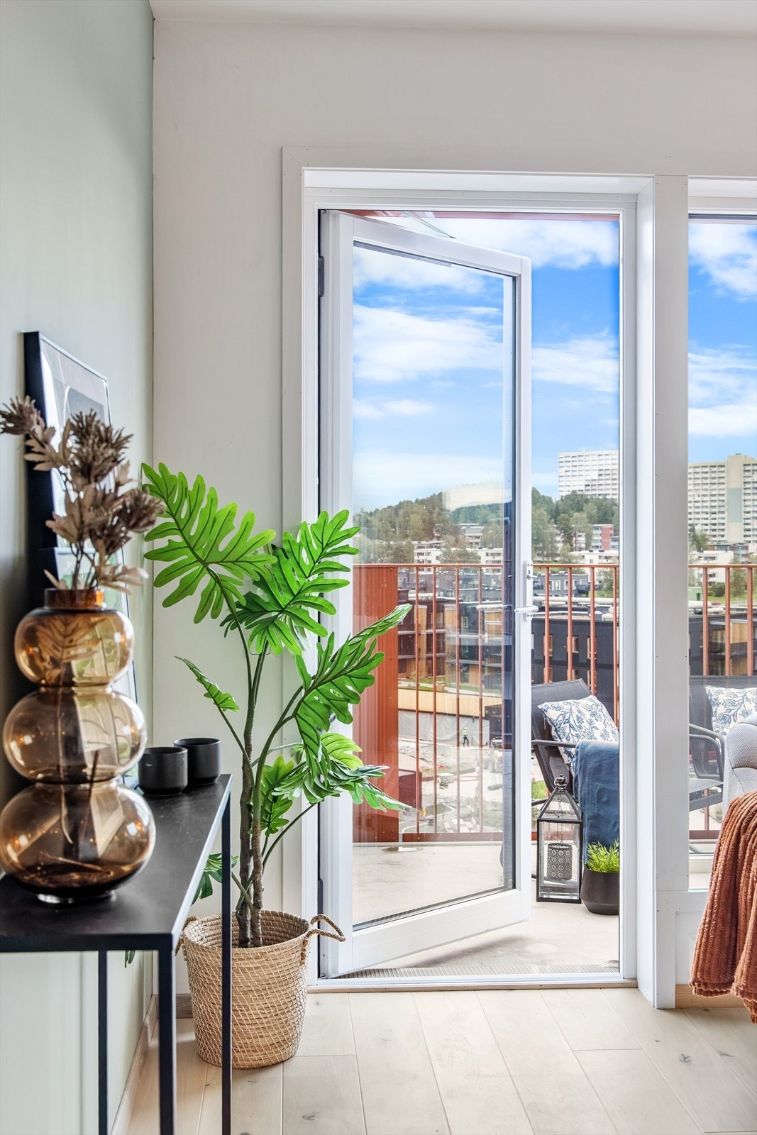 - Det er herlige utsiktsforhold i hele leiligheten - Galleribilde