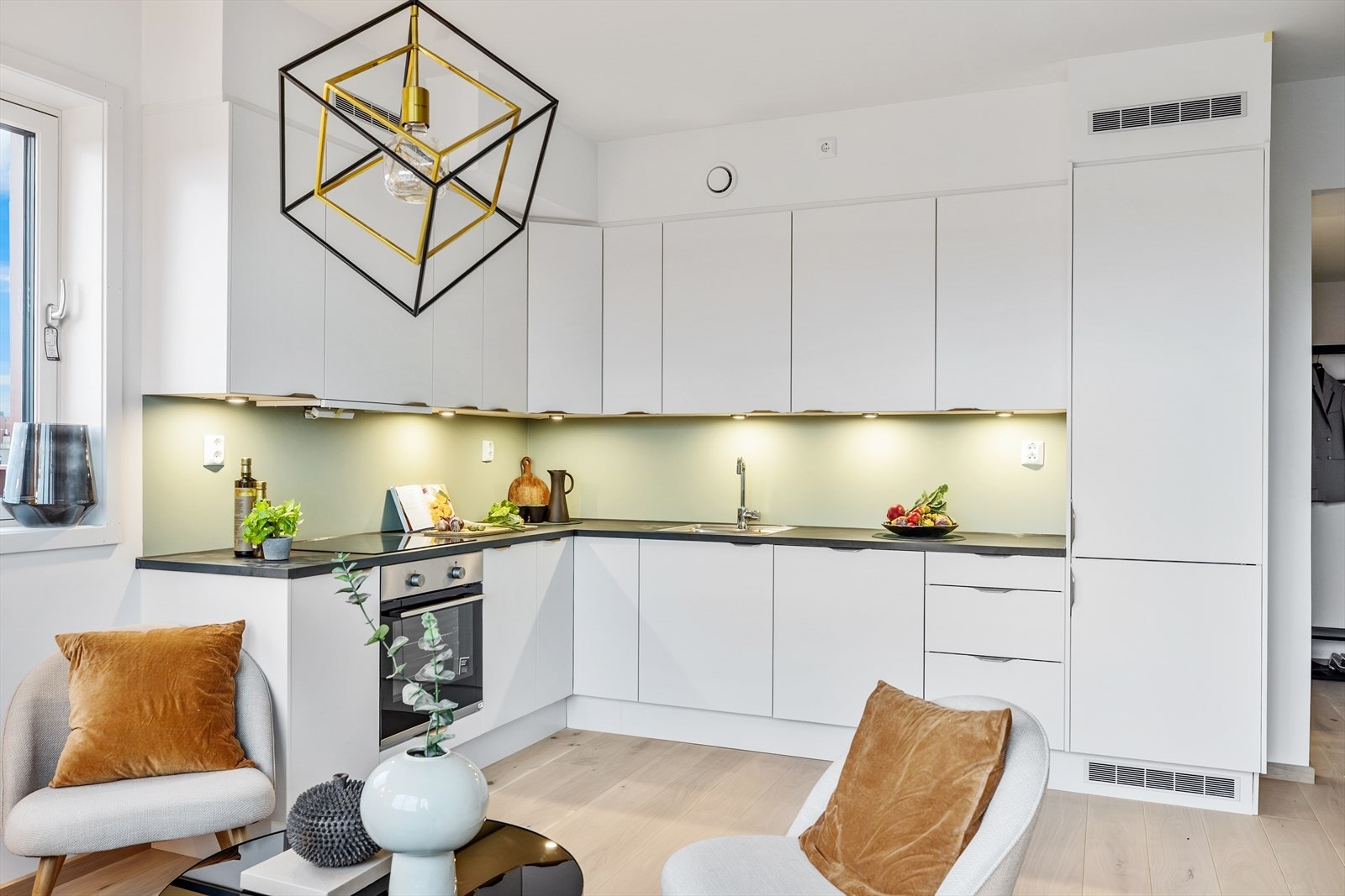 - Kjøkken fra Norema med fronter i Aspekt klassisk hvit og integrerte hvitevarer fra Electrolux - Galleribilde