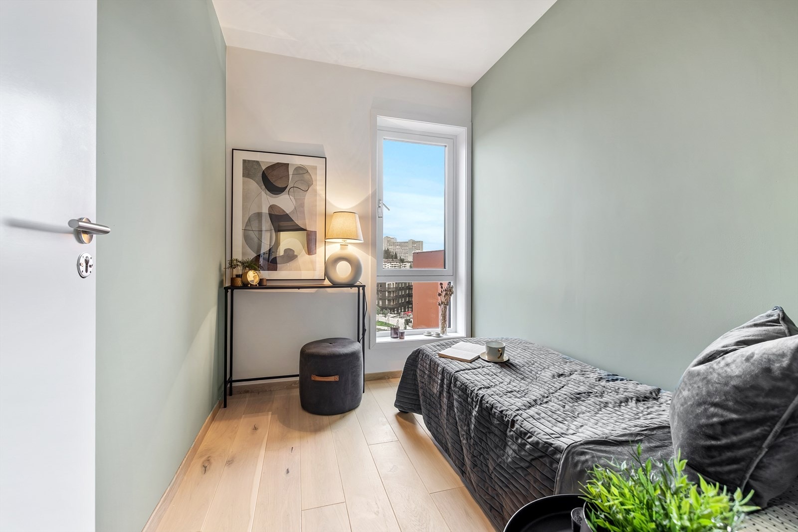 - Det andre rommet passer ypperlig som hjemmekontor eller gjesterom - Galleribilde