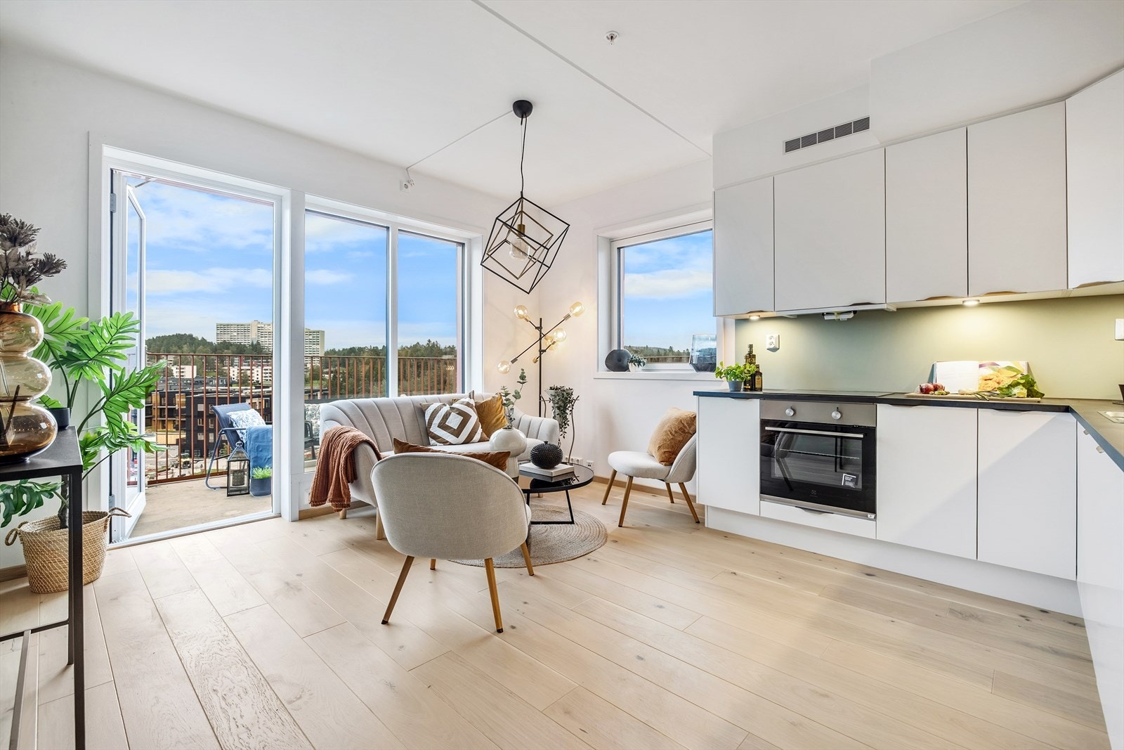 - Det er god takhøyde (2,7 meter) i leiligheten - Galleribilde