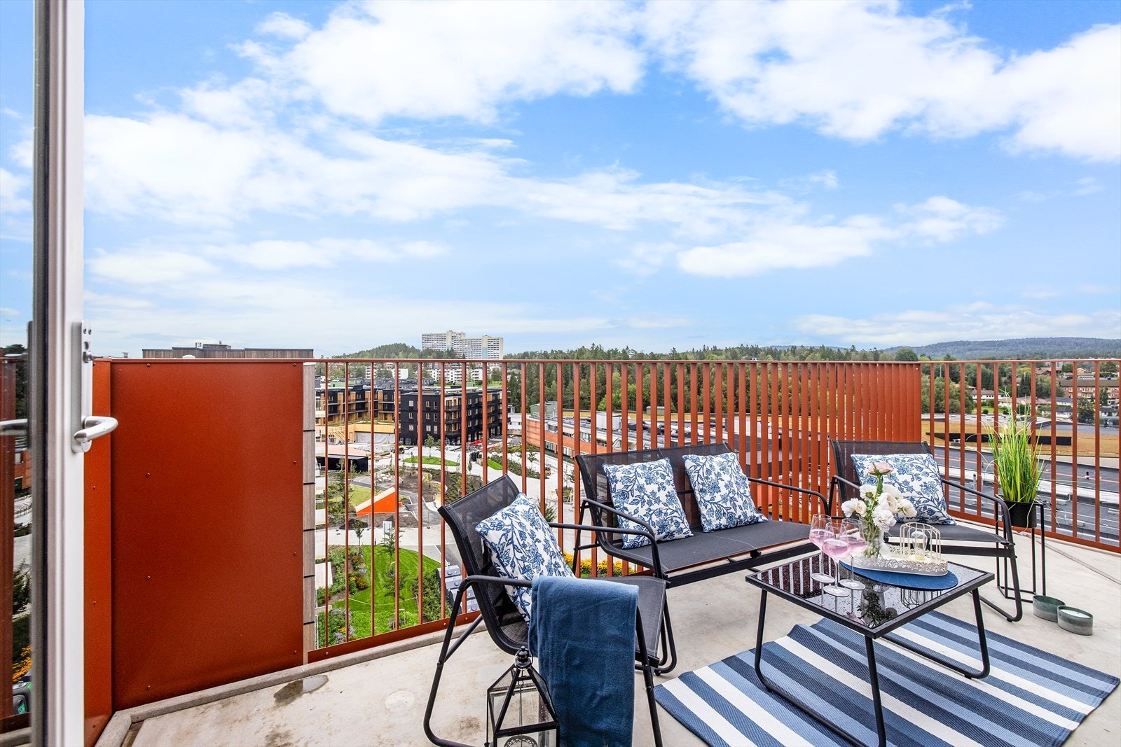 - Fra stuen er det utgang til stor hjørnebalkong med gode solforhold og eksepsjonell utsikt i flere retninger - Galleribilde