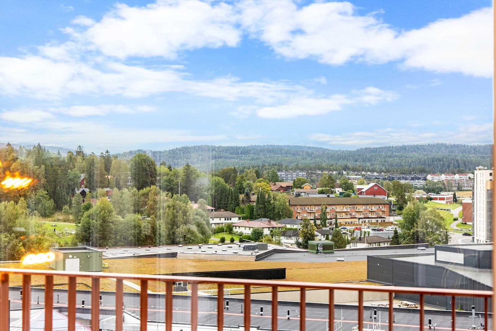 - Det er nydelig utsikt også fra kjøkkenet - Galleribilde