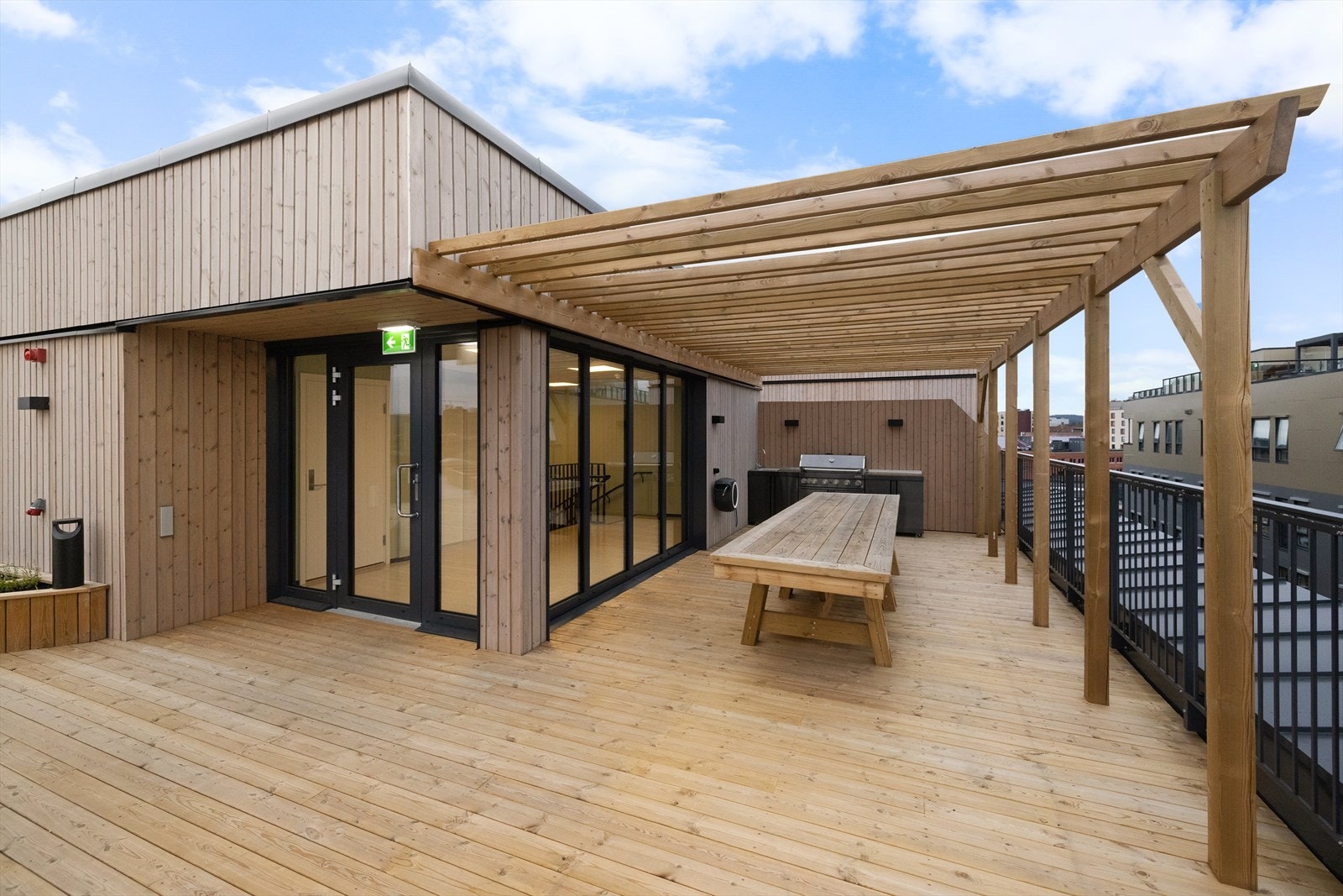 - Takterrasse på ca. 400 kvadratmeter med sittegrupper og utekjøkken - Galleribilde