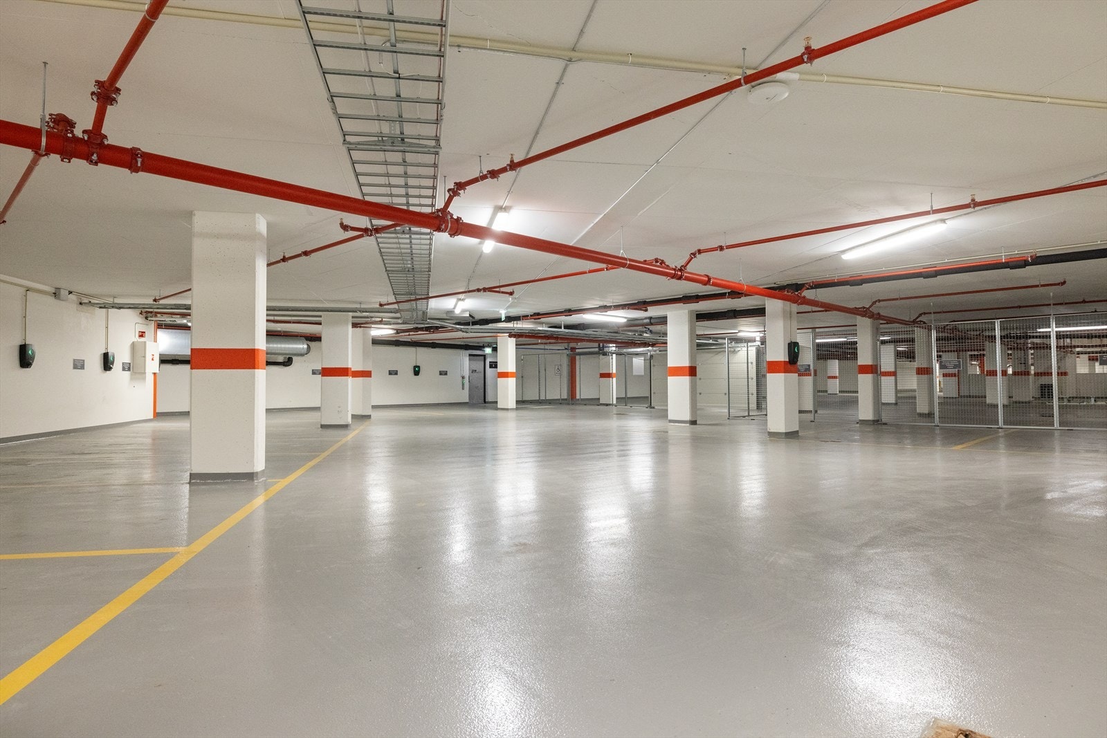 - Ved behov er det mulighet for kjøp eller leie av garasjeplass (m/ elbillader) i byggets felles garasjeanlegg - Galleribilde