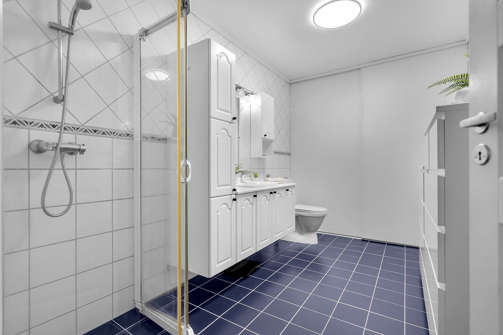 Flislagt bad/vaskerom med varme i gulv. Galleribilde