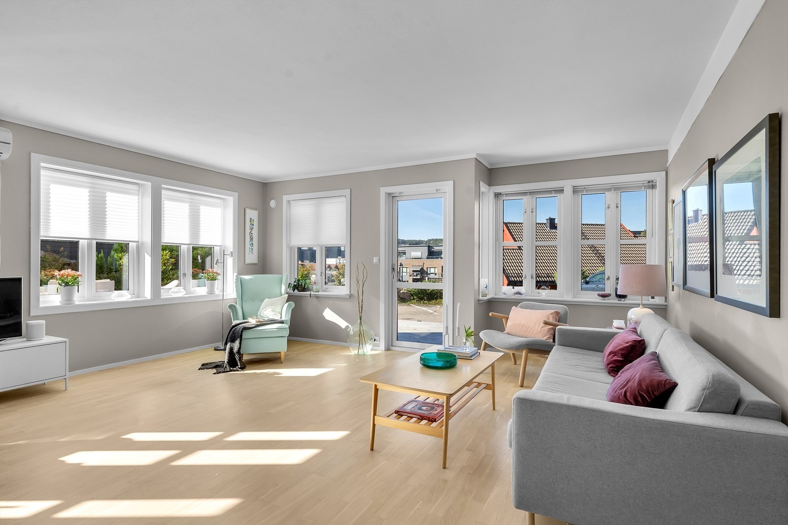 Flere store vinduer som gir mye naturlig lys. Galleribilde