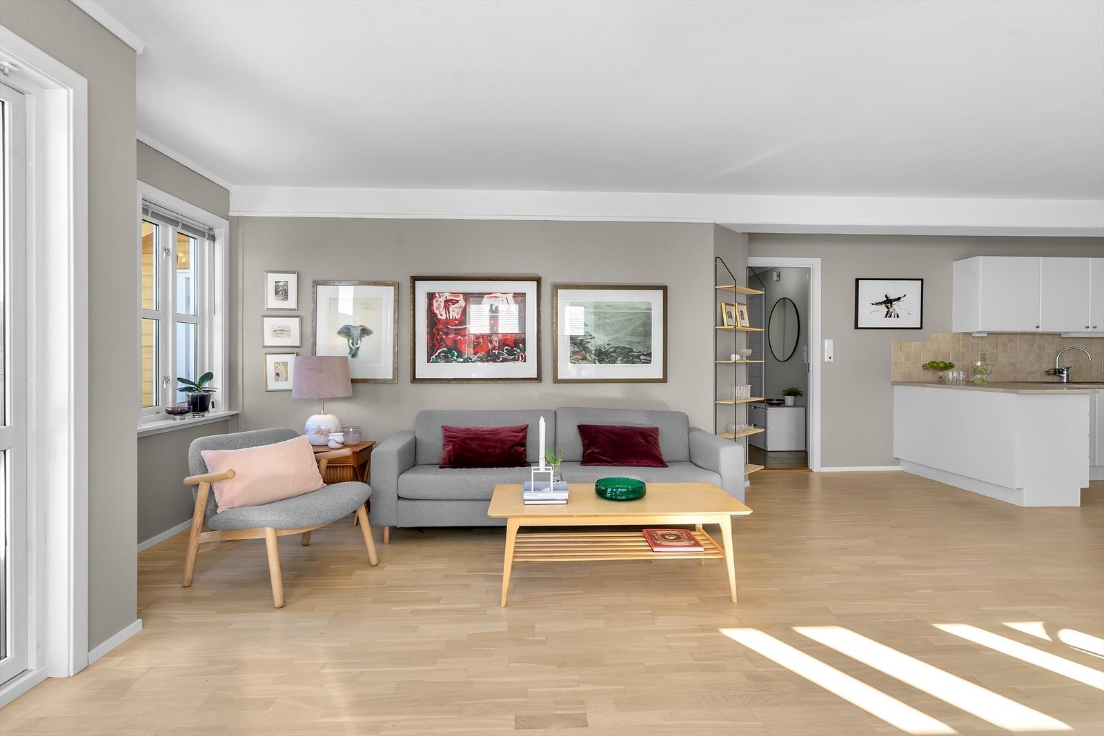 God plass til å innrede med sofagruppe og tilhørende møbler. Galleribilde