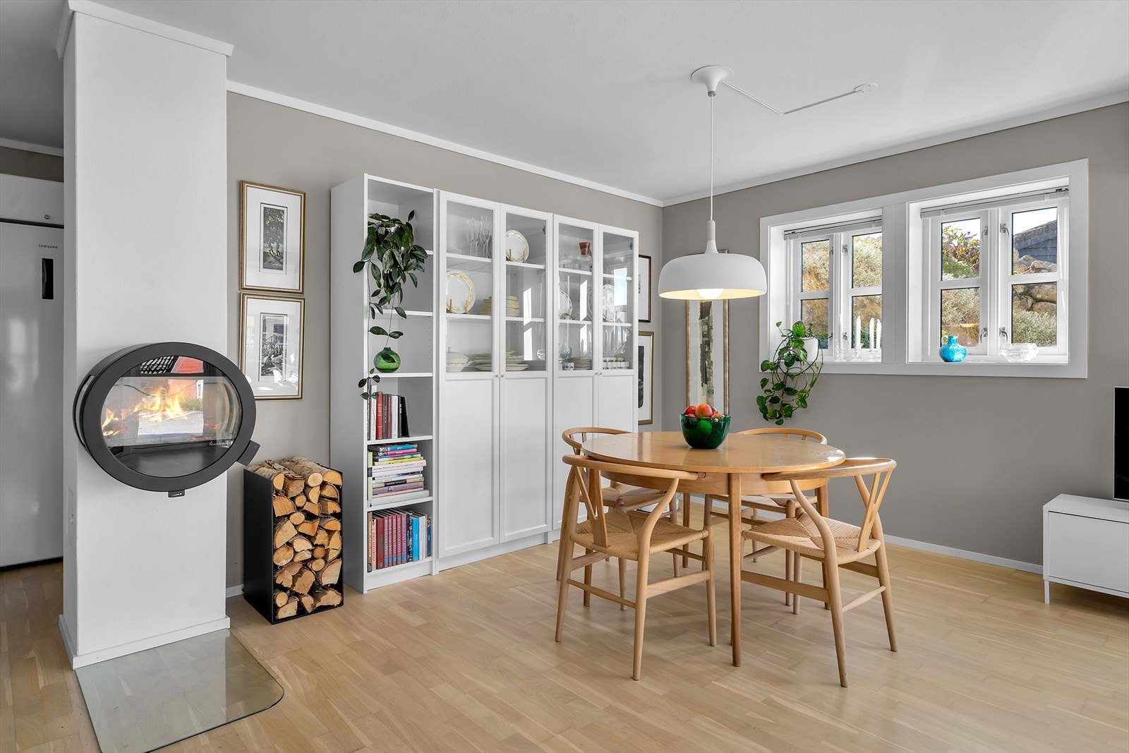 Plass til hyggelig spisegruppe ved vinduet. Galleribilde