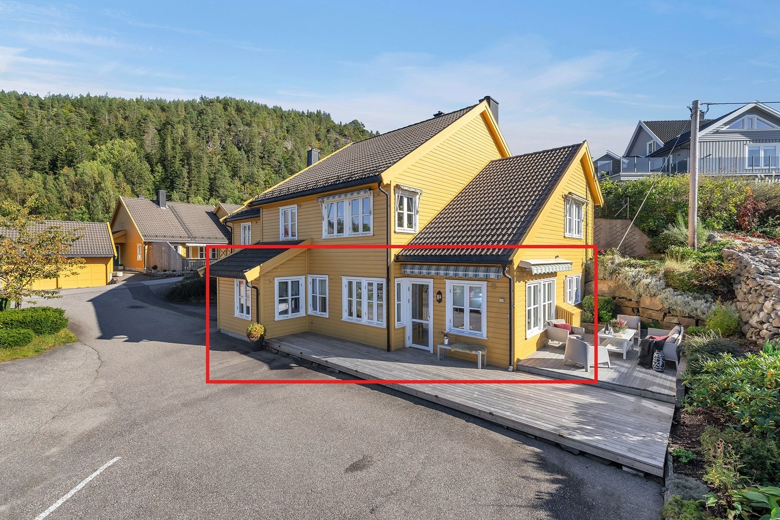 Fra leiligheten har man umiddelbar nærhet til busstopp og Vennesla sentrum med alle fasiliteter. Galleribilde