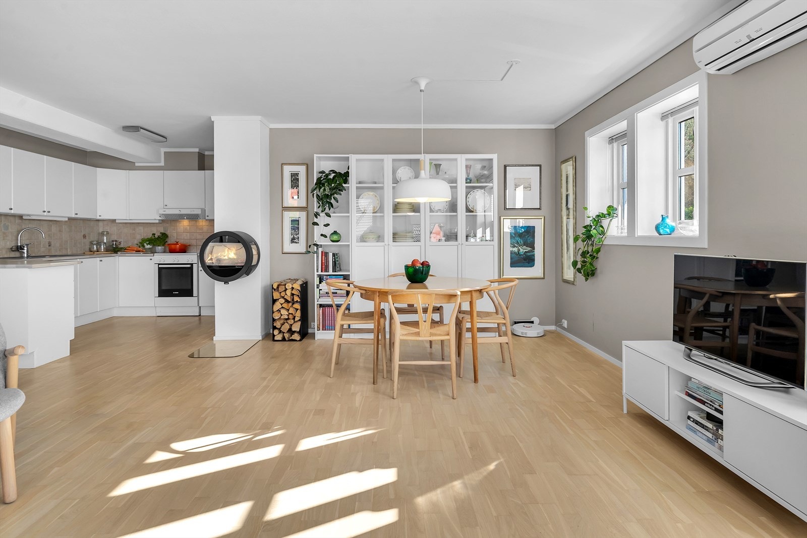 Det er satt inn varmepumpe og vedovn (2022), som bidrar til koselig stemning. Galleribilde