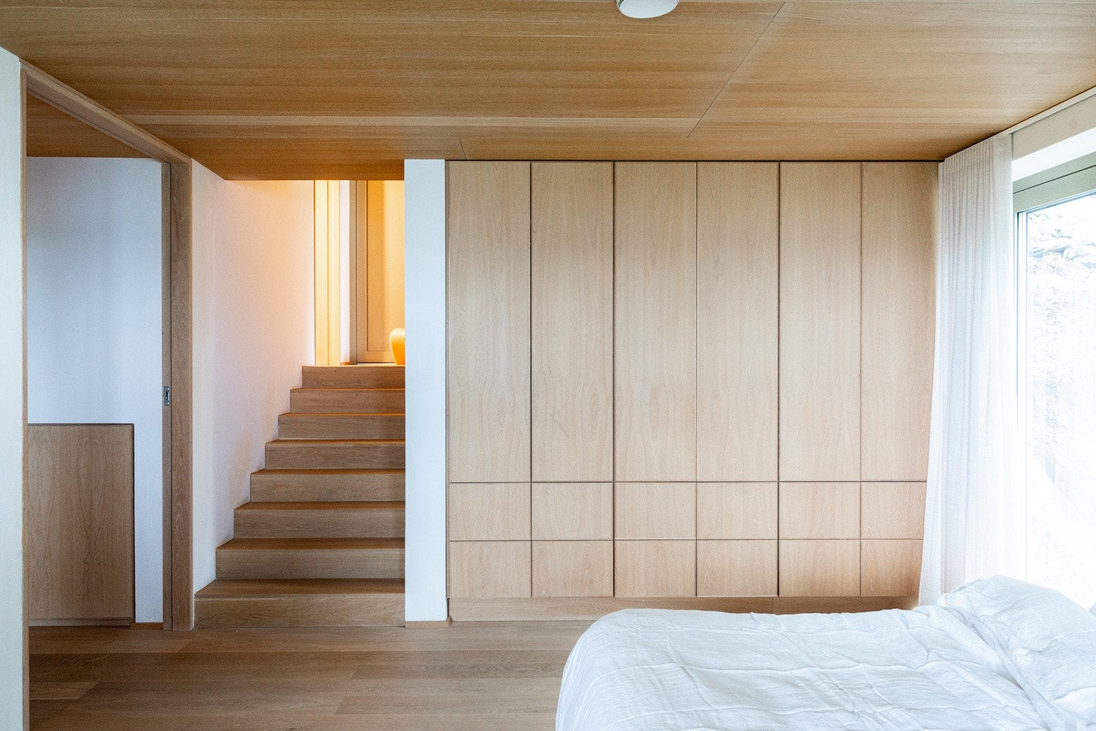 Fra soverommet er det adkomst til bad.