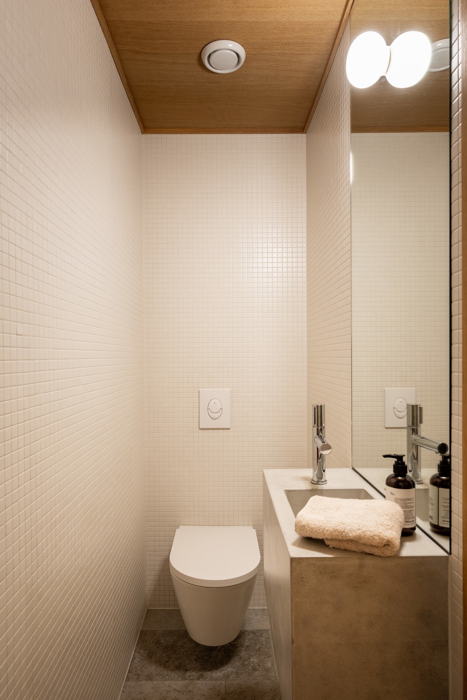 Separat toalettrom, funksjonelt og gjennomført i tråd med husets øvrige materialvalg.