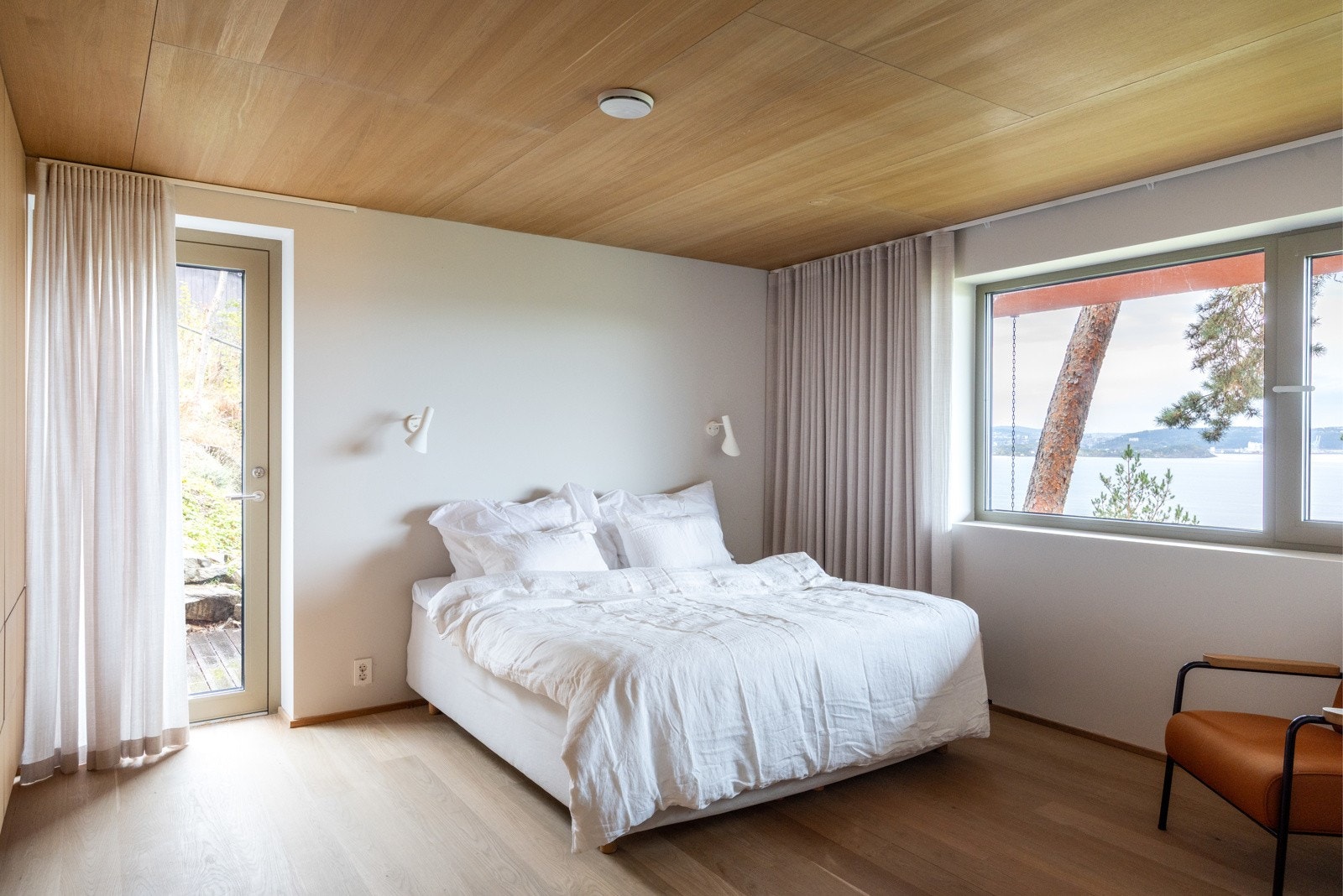 Hovedsoverommet har utgang til egen terrasse og rikelig med skapplass.