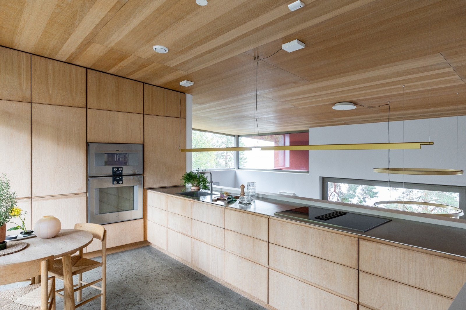 Innredningen er levert av møbelsnekker i heltre eik med finerte fronter og en benkeplate i stål med nedfelt kum.