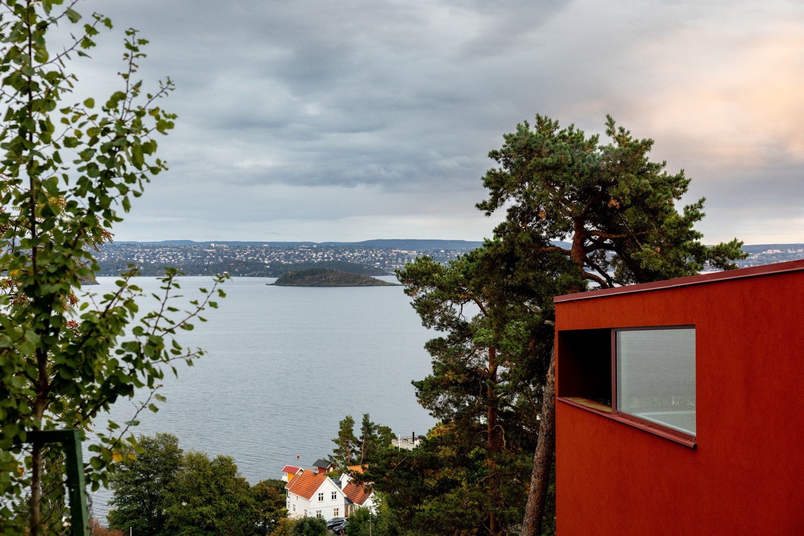 Huset er oppført på en spektakulær tomt, og romopplevelsen er noe for seg selv.