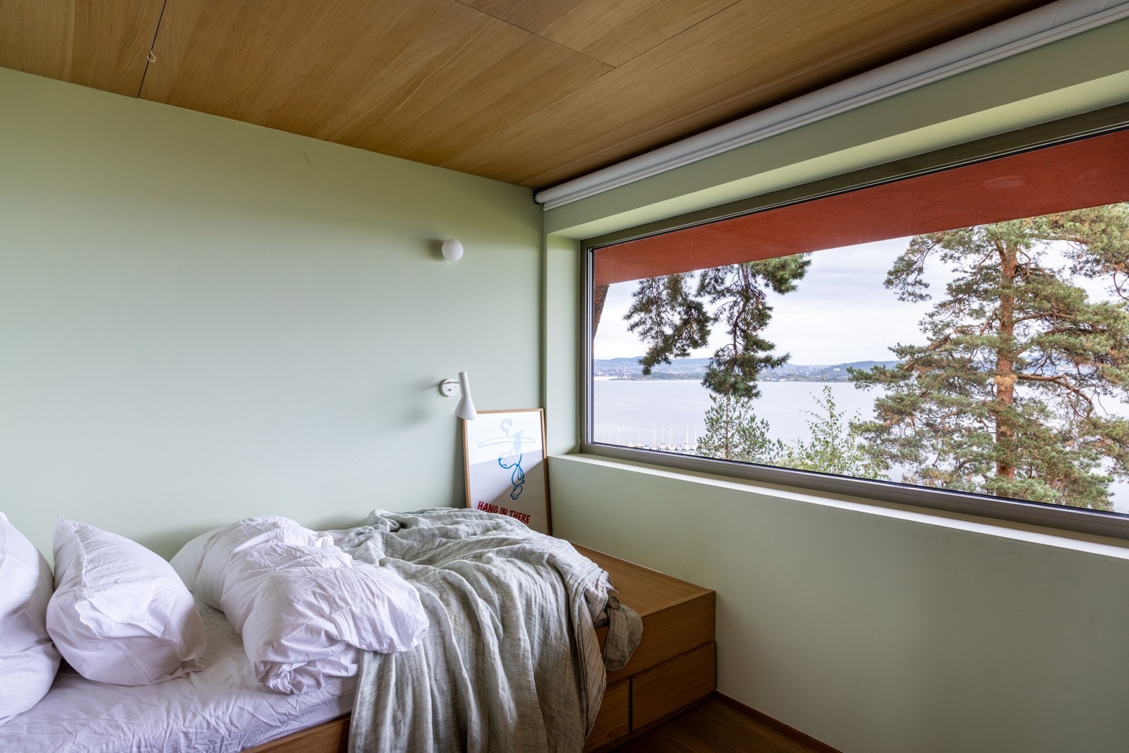 Store vindusflater som slipper inn rikelig med naturlig lys.