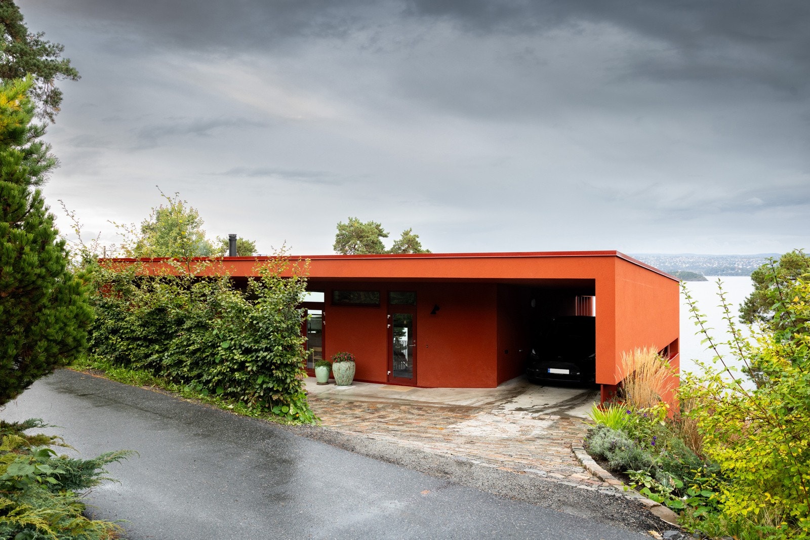 Boligen har egen carport med montert ladeboks. Det er for øvrig flere biloppstillingsplasser utenfor huset.