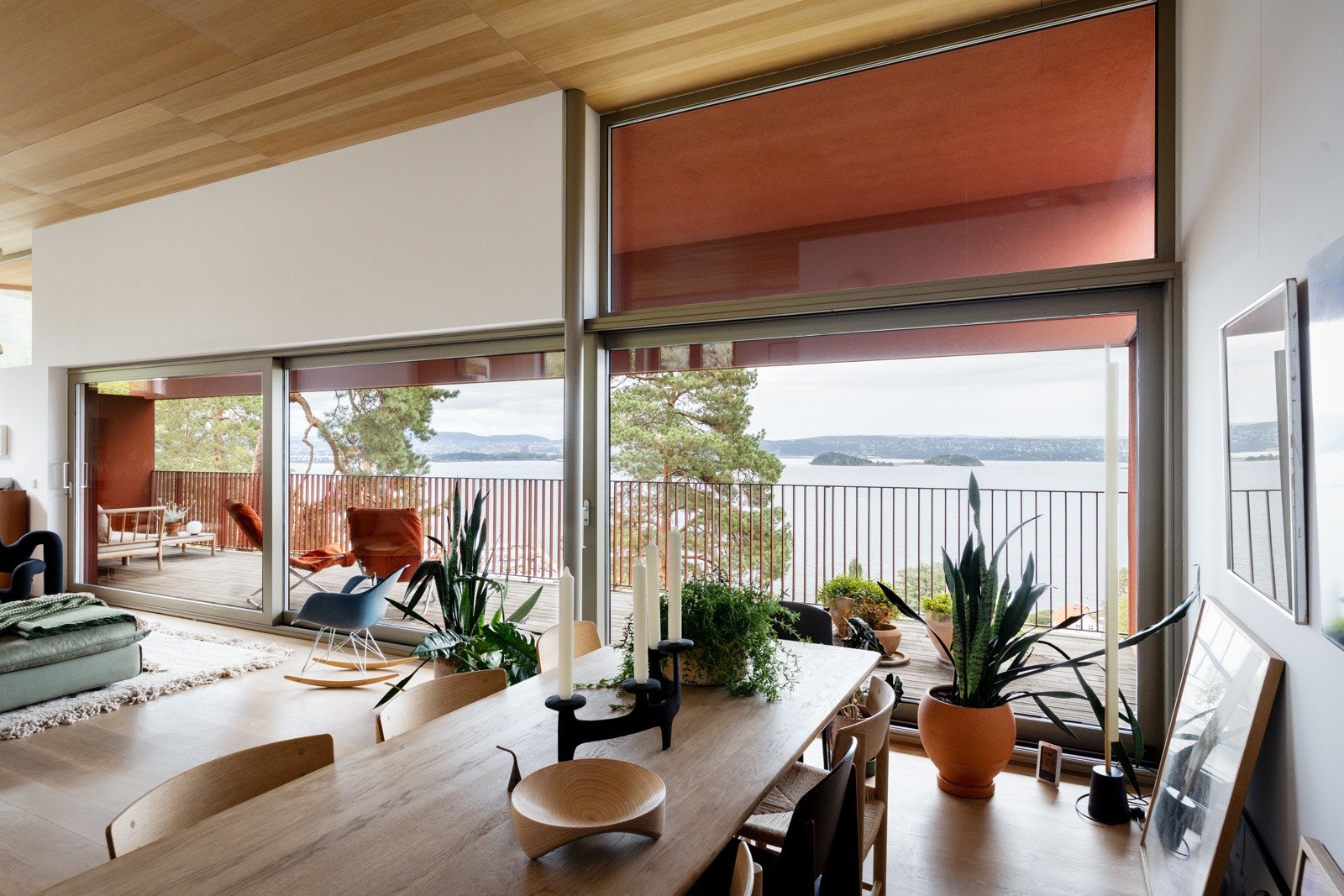 God plass til stort spisebord, perfekt for sosiale sammenkomster.