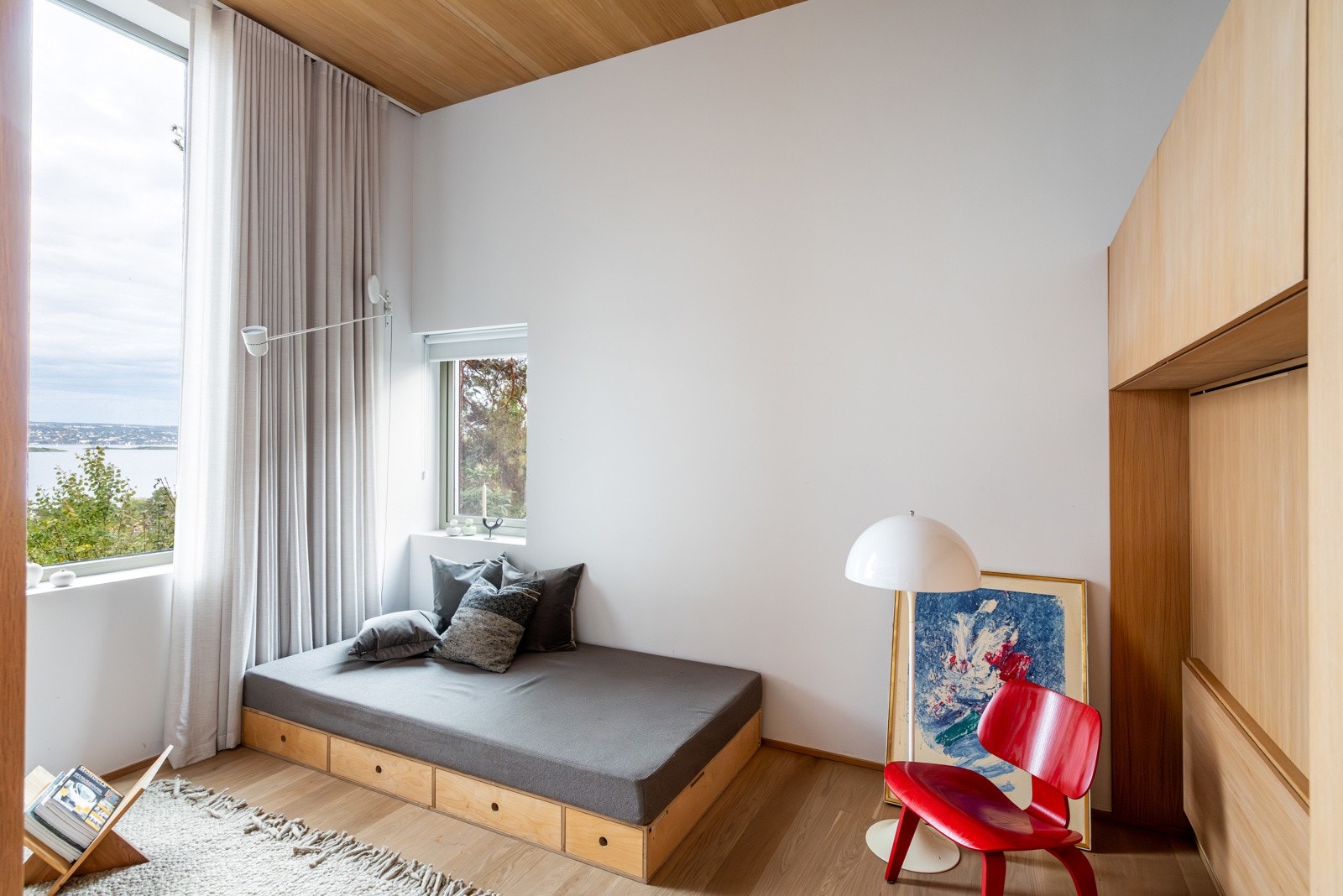 Rommet åpner for flere bruksmuligheter og egner seg godt som ungdomsrom, TV-stue, lekerom eller annet etter ønske og behov.