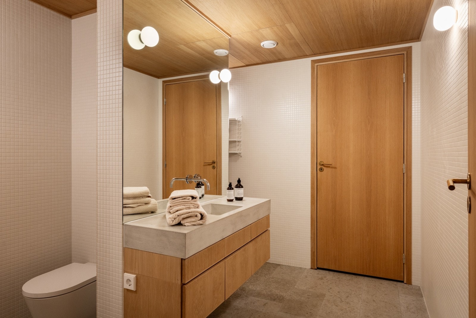 Badet er utformet med en moderne og helhetlig materialbruk. Helheten gir et funksjonelt bad med tydelig kvalitet og et tidløst uttrykk.