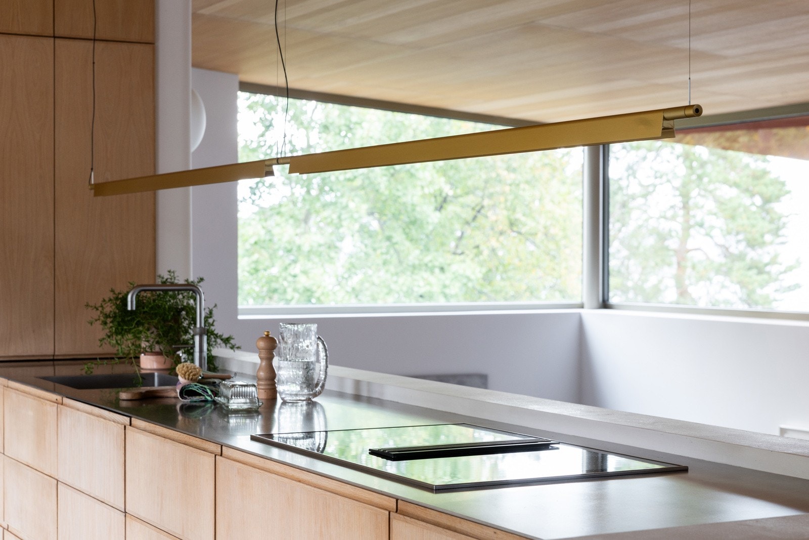 Løsningene er gjennomtenkte og funksjonelle med integrerte hvitevarer av høy kvalitet, blant annet steke- og dampovn fra Gaggenau og kjøkkenarmatur fra Quooker.