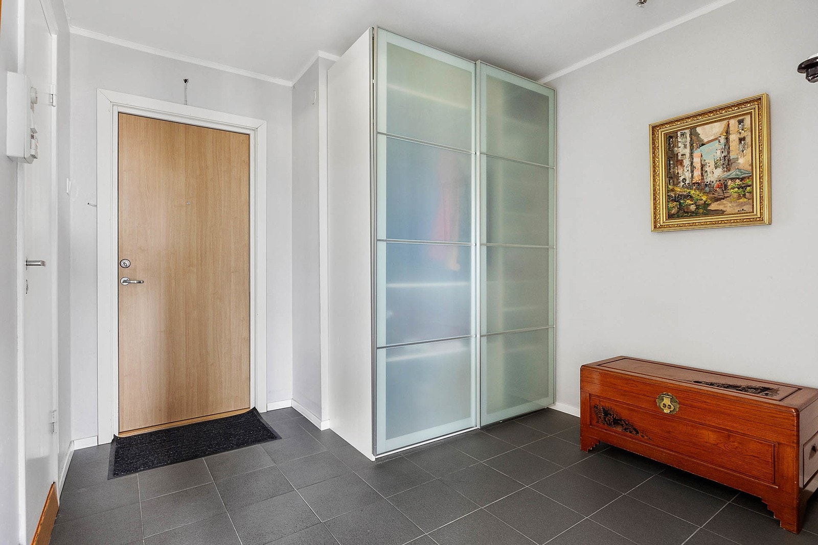 Hall/Entré med porttelefon m/kamera. Garderobeskap for sko og yttertøy Galleribilde