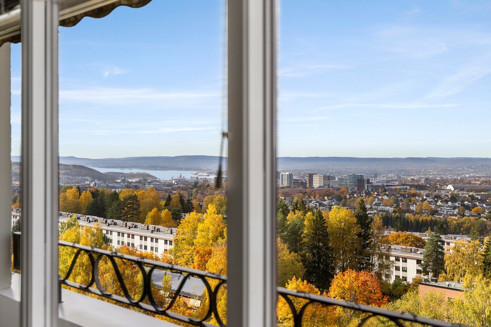 Super utsikt til fjorden og byen Galleribilde