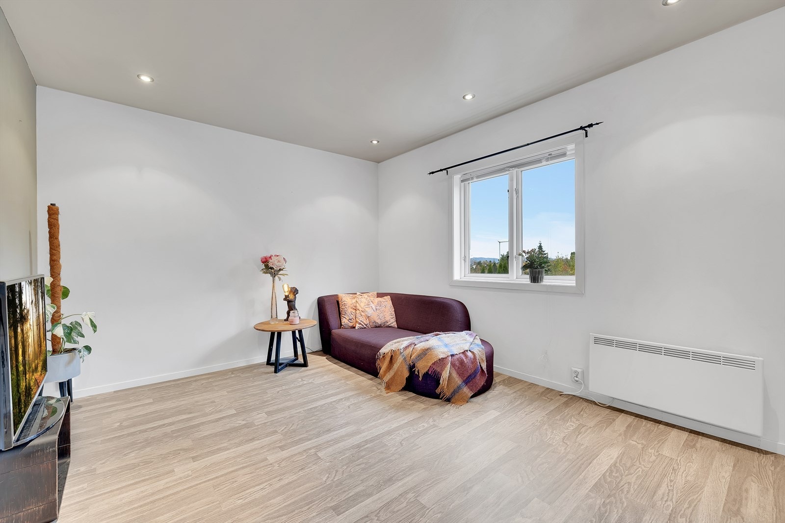 (1. etasje) Utleiedelens stue er på ca. 12,8 kvm og har downlights i taket. Utleiedelen er ikke godkjent - se ferdigattest/brukstillatelse i salgsoppgaven. Galleribilde