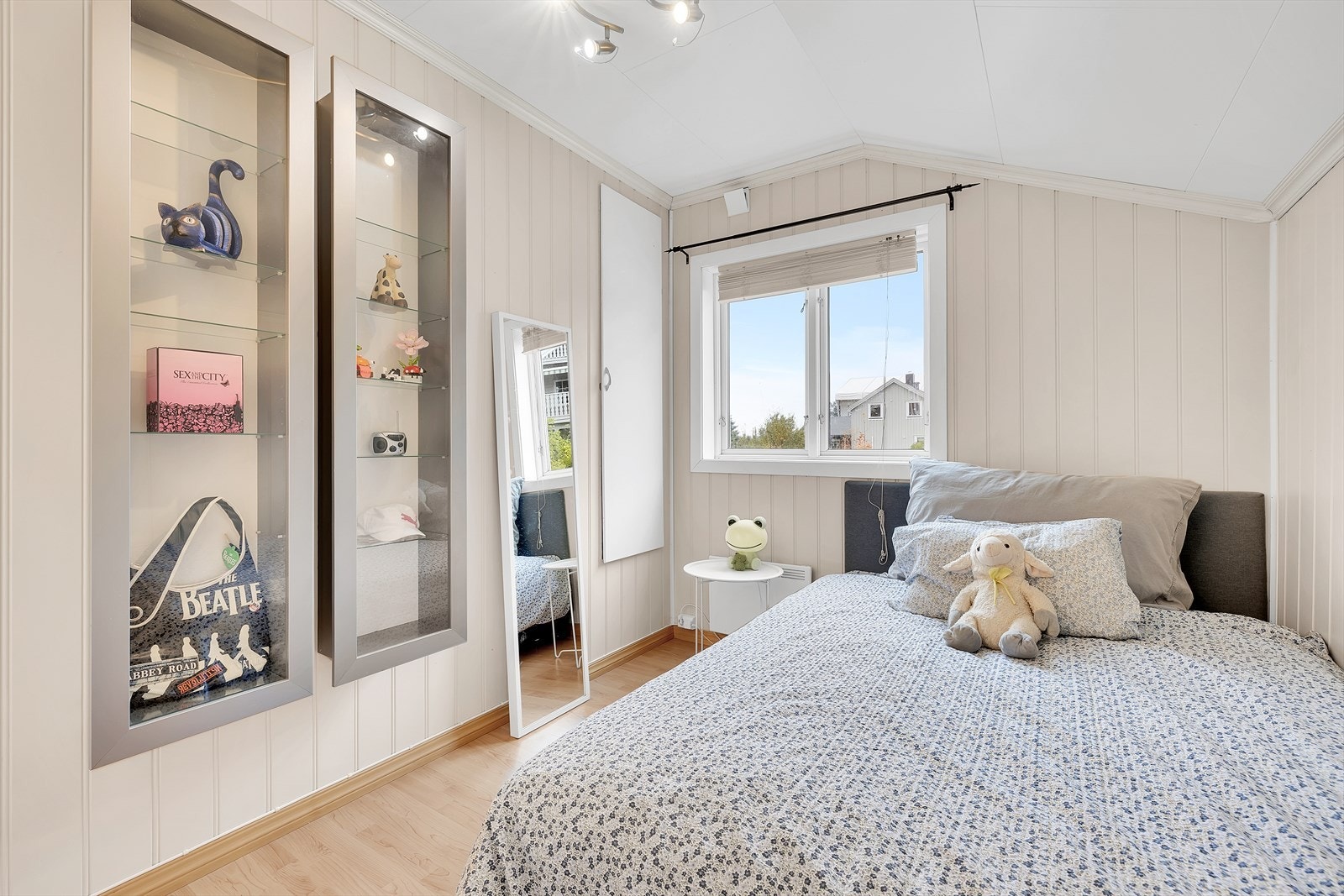 (1. etasje) Utleiedelens soverom måler. 7,5 kvm. Galleribilde