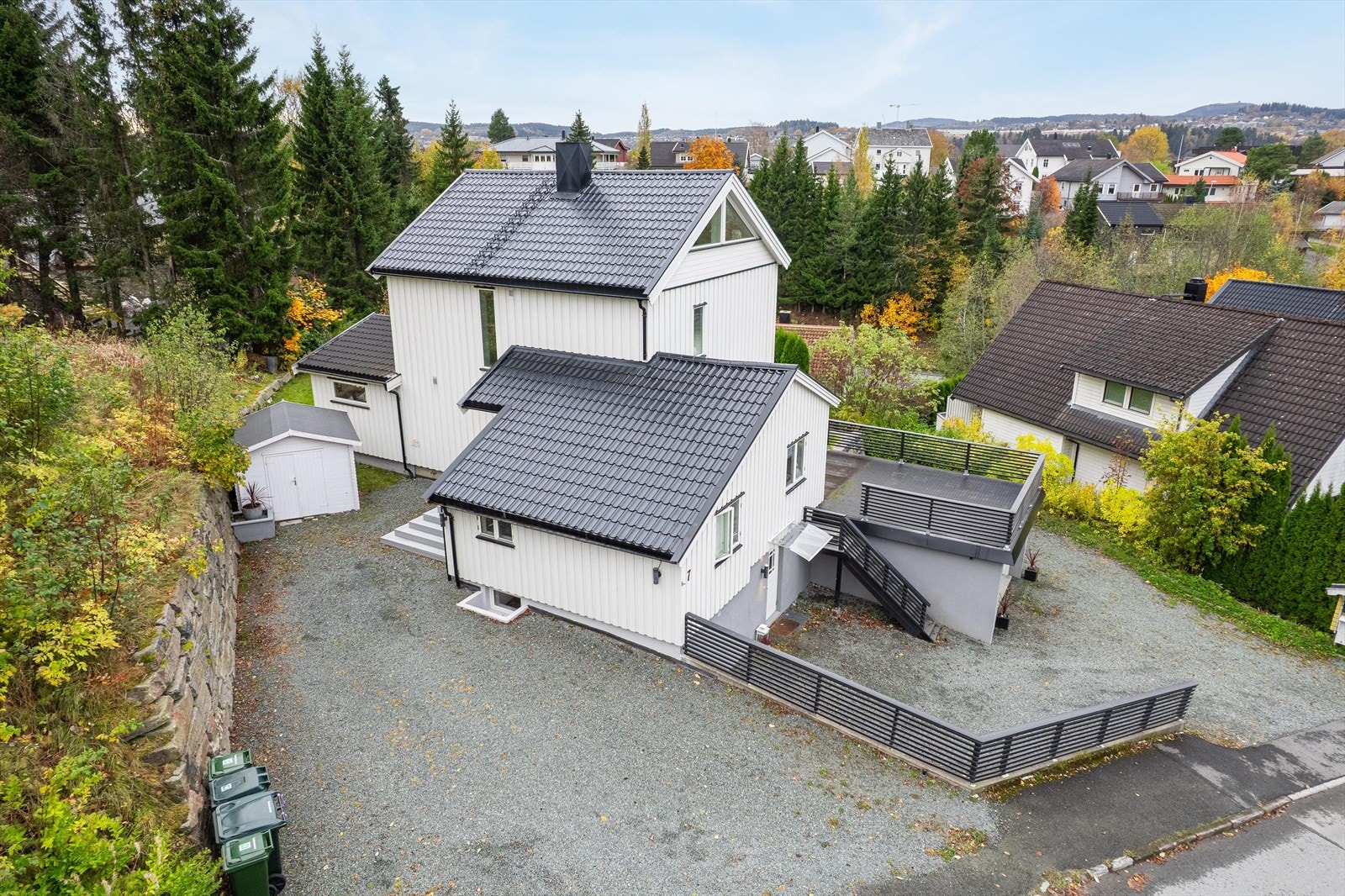 Eiendommen har praktisk utvendig bod med god lagringsplass. Galleribilde