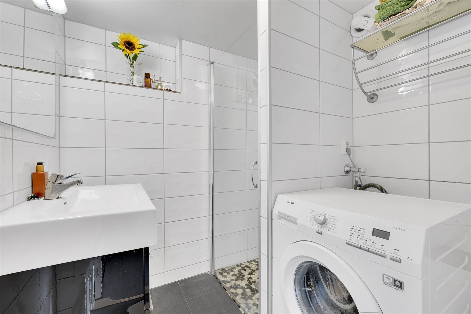 Bad i "utleiedelen" på ca. 3,5 kvm, med servant, dusjnisje og opplegg for vaskemaskin. Galleribilde