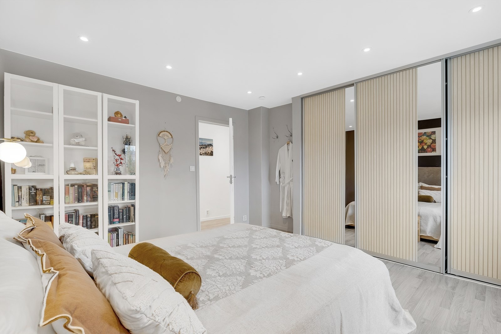 Den store skyvedørsgarderoben medfølger handelen. Galleribilde