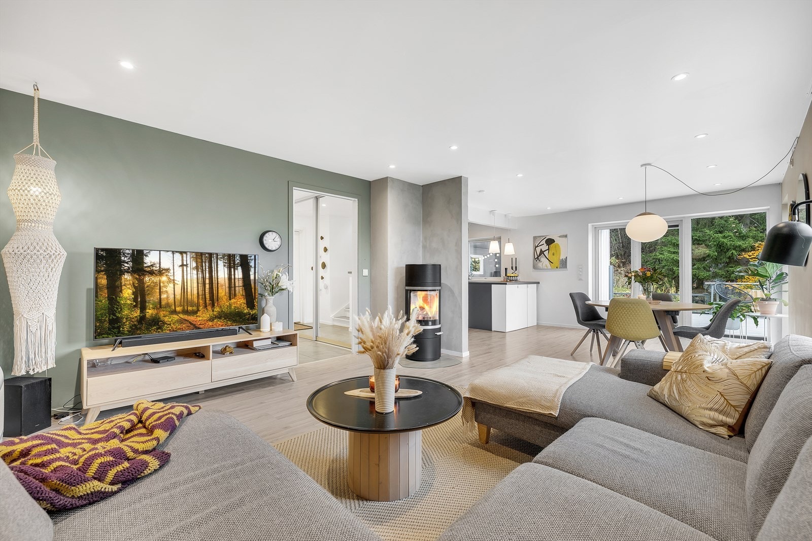 Allrommet har et behagelig areal med store vindusflater. Galleribilde