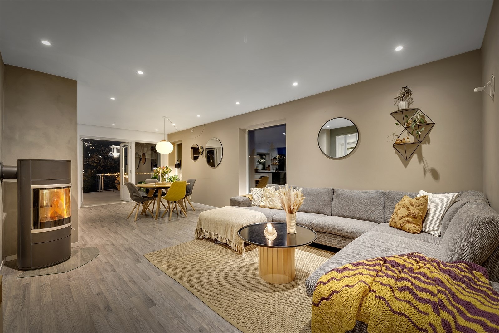 Peisovnen bidrar til å senke oppvarmingsutgiftene og skaper en lun stemning i boligen. Galleribilde