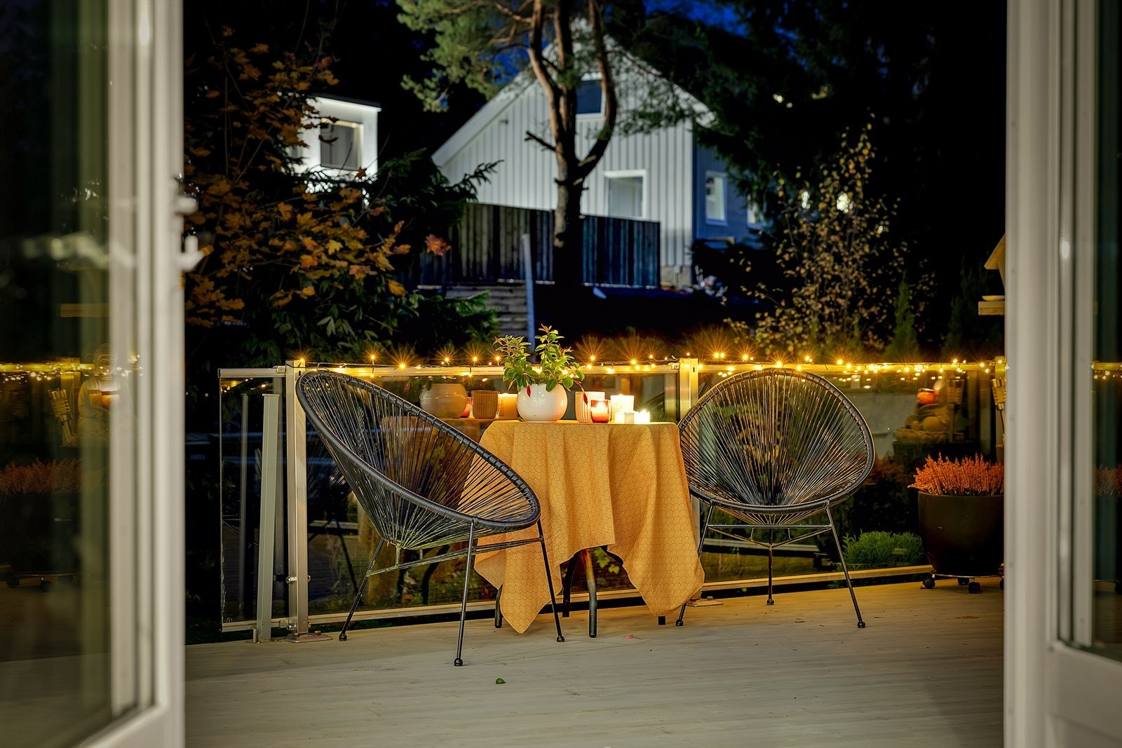 Fra stuen i 1.etg er det direkte utgang til boligens store og herlige terrasse. Galleribilde