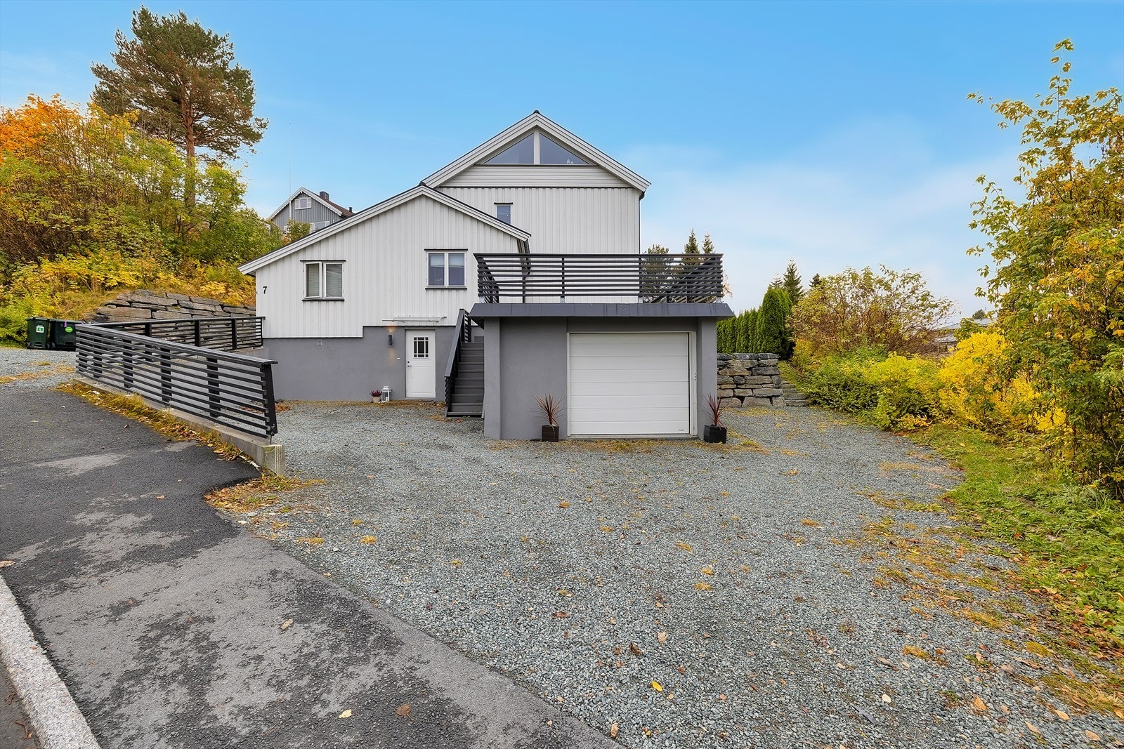 Garasjen er lektet ut og isolert innvendig, og garasjeporten ble byttet i 2023. Galleribilde