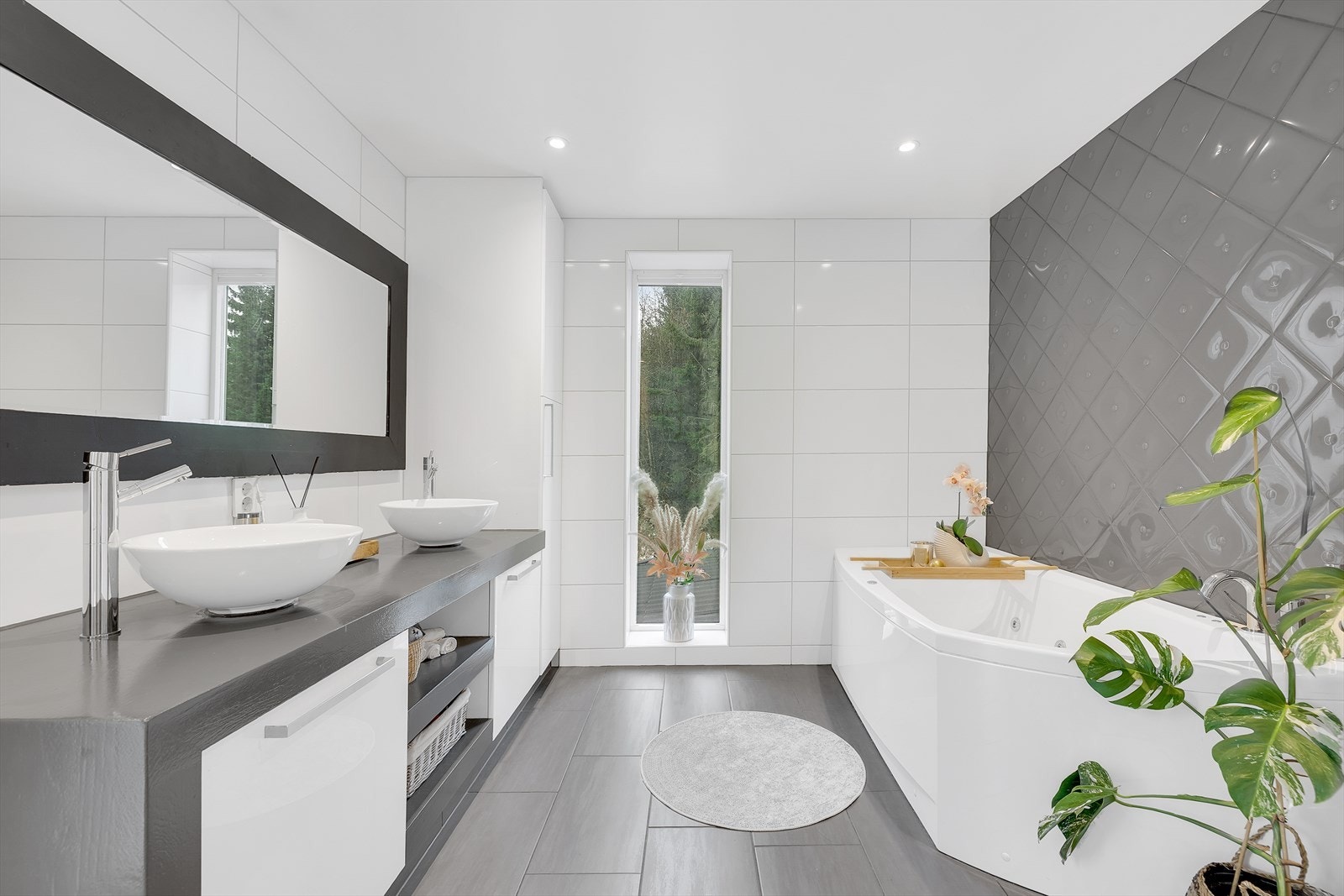 Delikat badekar - perfekt for avslapning. Integrert musikkanlegg med DAB/Bluetooth på vegg gir ekstra komfort. Galleribilde