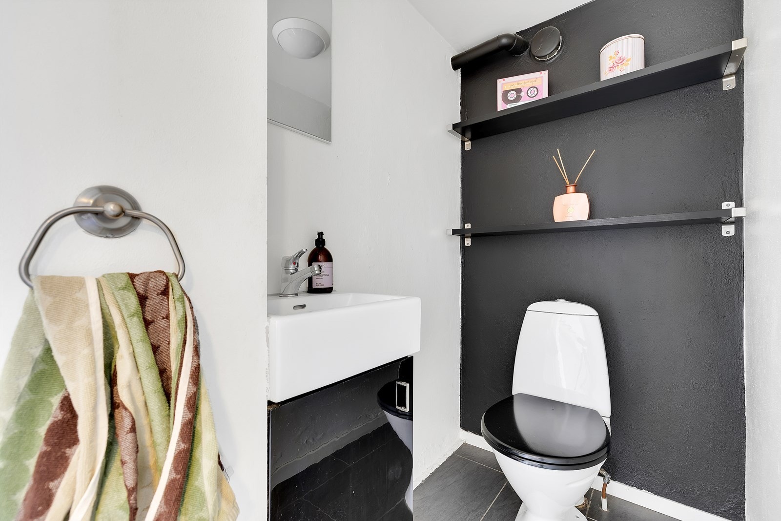 "Utleiedelens" separate WC. Galleribilde