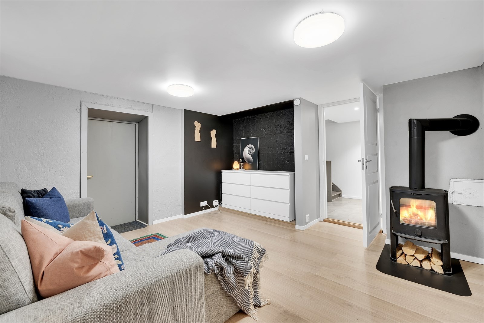 En stilfull, lukket peis gir jevn varme og en hyggelig atmosfære gjennom vintermånedene. Galleribilde