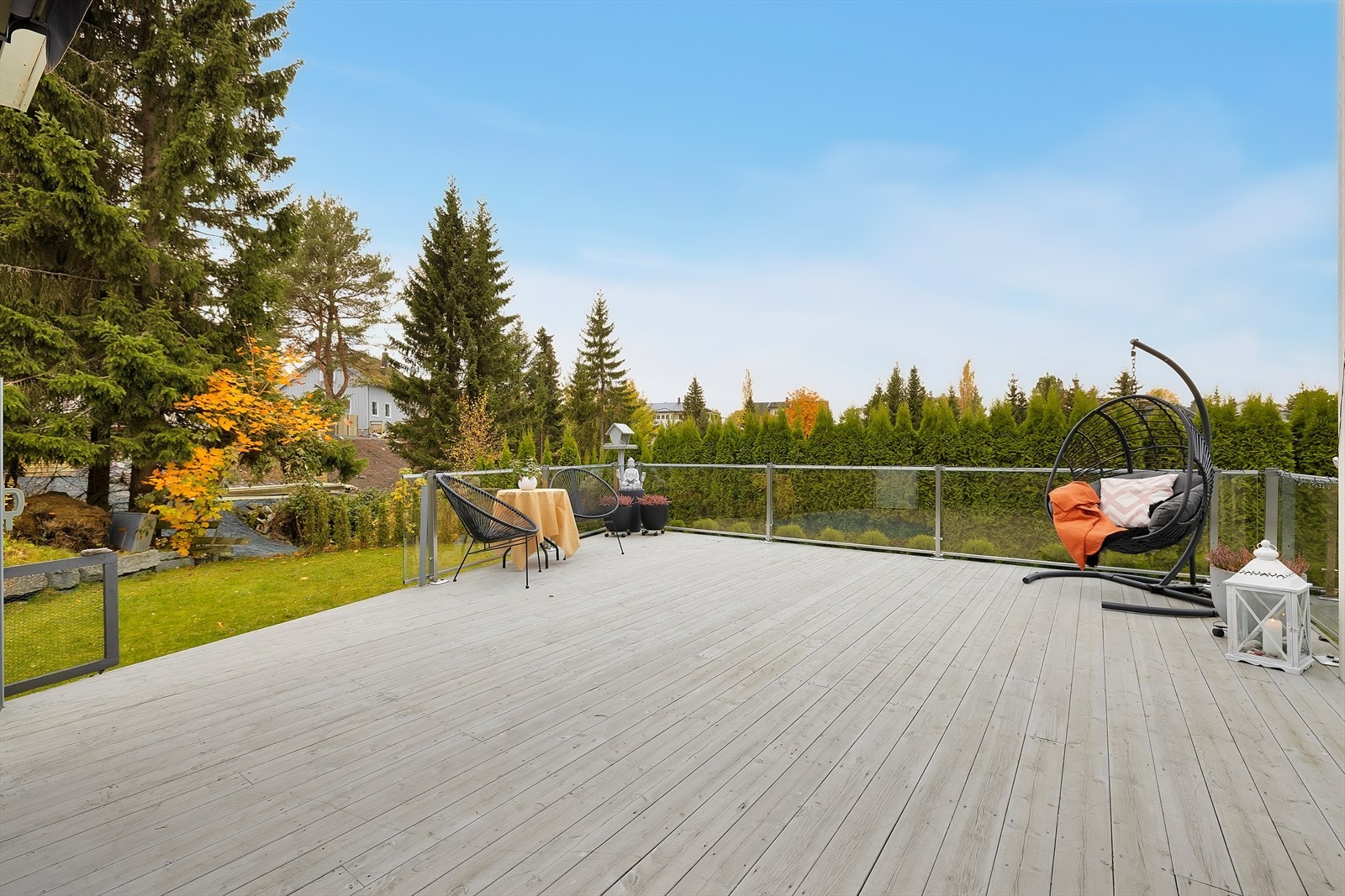 Boligen disponerer flere uteplasser med gode solforhold. Terrassen er oppmålt til hele 50 kvm. Galleribilde