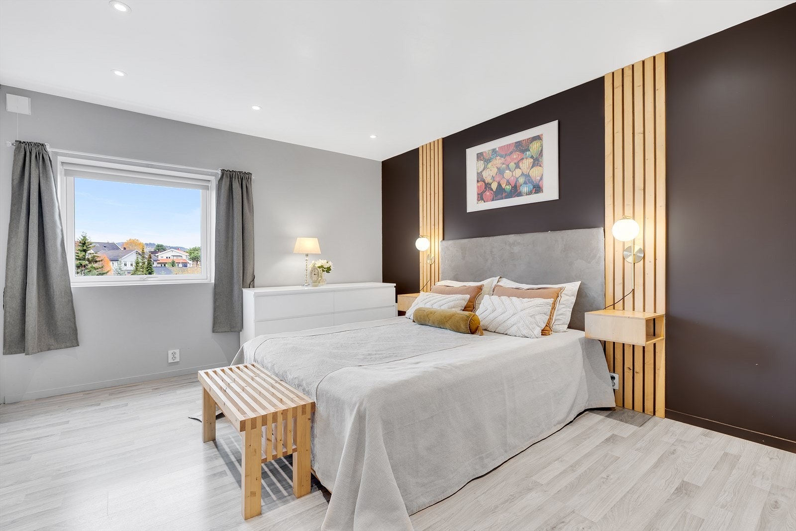 Hovedsoverommet i andre etasje måler ca. 17 kvm, med god plass til dobbeltseng, nattbord og garderobeløsning. Galleribilde