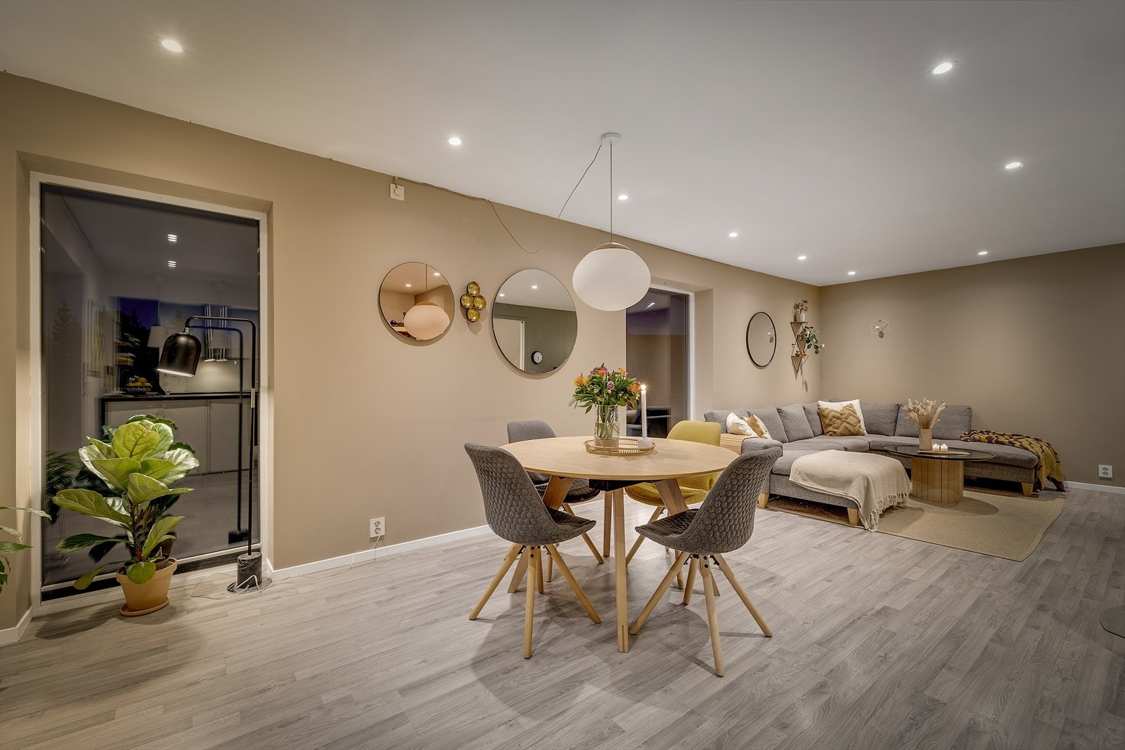 Stuen byr på naturlige soner for møblering, med god plass til både TV-stue og spisestue. Galleribilde