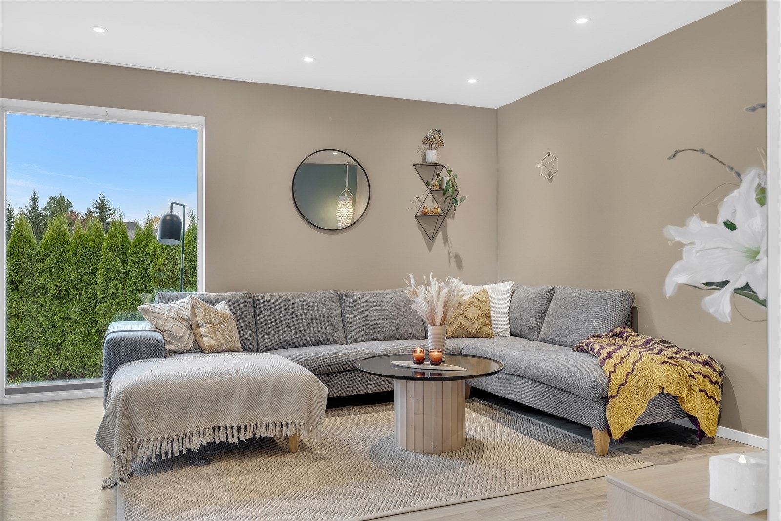 Store vinduer slipper inn rikelig med naturlig lys og skaper en lys og behagelig atmosfære. Galleribilde