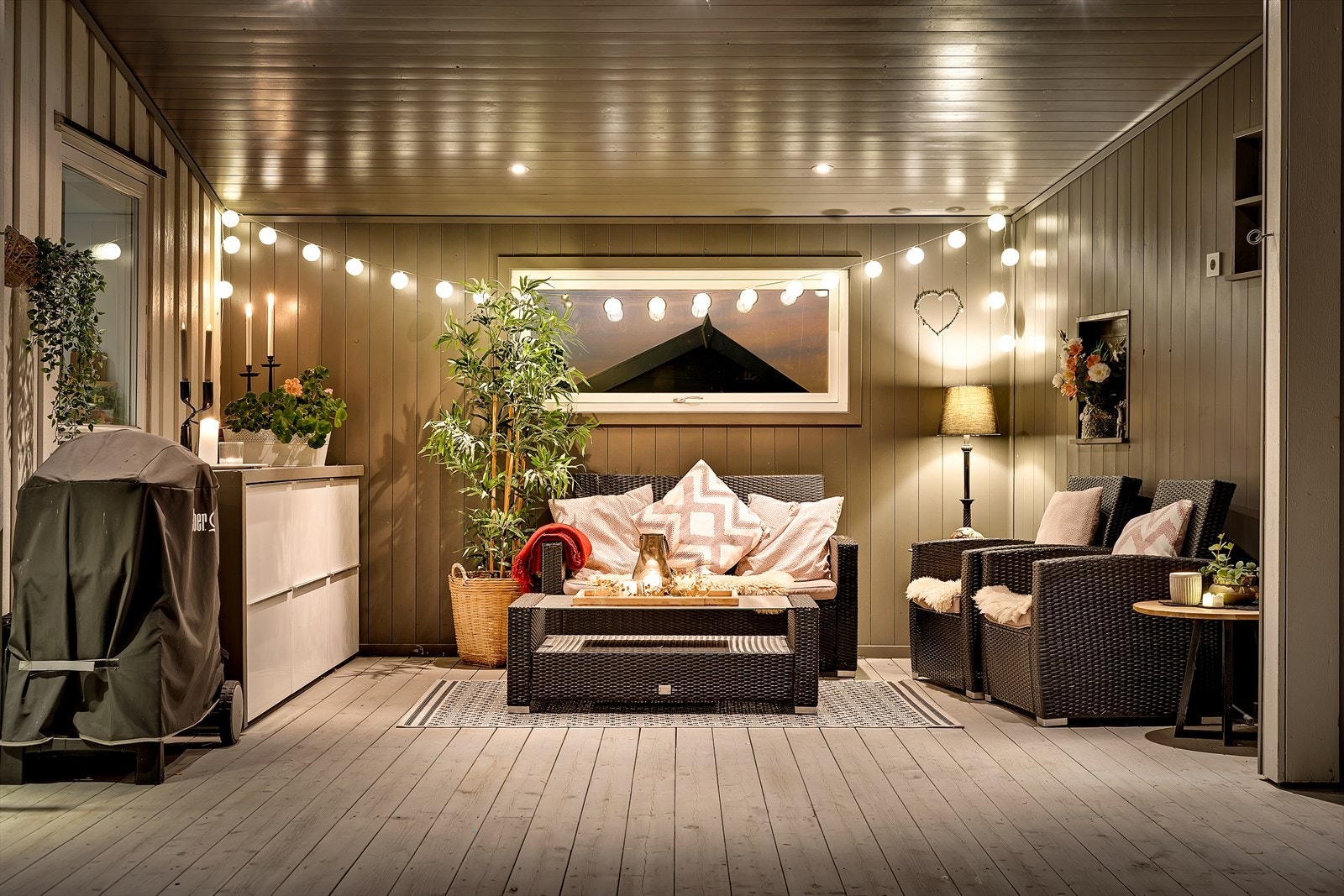 Den andre delen av terrassen har takoverbygg og har god plass til flere sittegrupper og annen ønsket innredning. Galleribilde